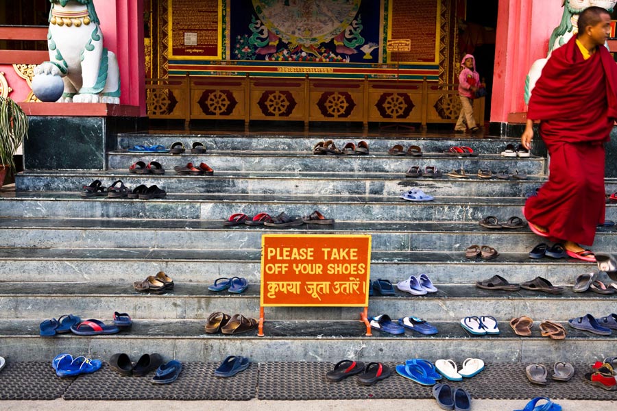 Scarpe lasciate all'ingresso del tempio&nbsp;