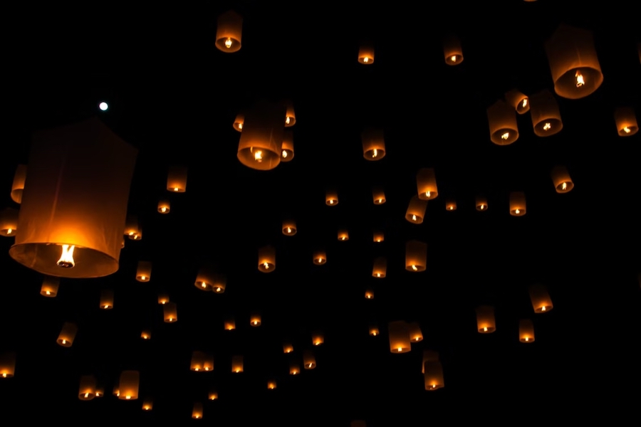 Il cielo notturno illuminato da numerose lanterne volanti durante il festival Yi Peng a Chiang Mai
