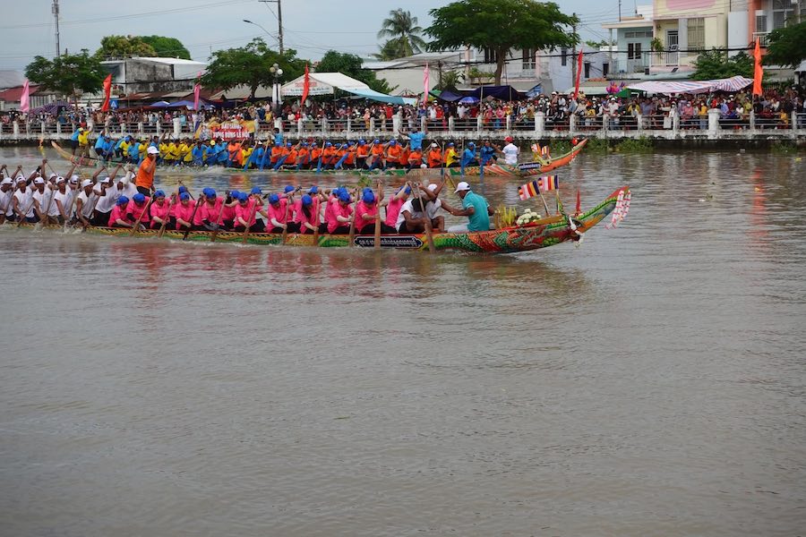 Emozionante gara di barche drago tradizionali della comunità Khmer a Tra Vinh, in Vietnam