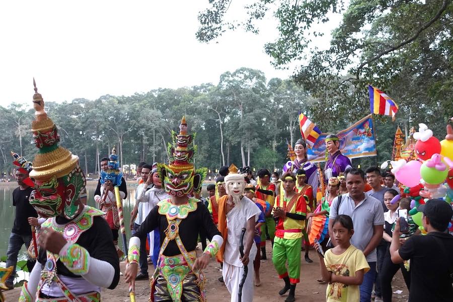 Sfilata colorata con costumi tradizionali e personaggi simbolici della cultura Khmer