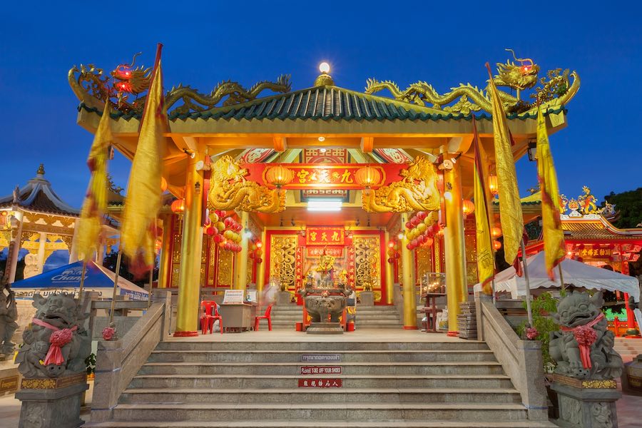 ll tempio Kio Thian Keng Saphan Hin illuminato durante le cerimonie