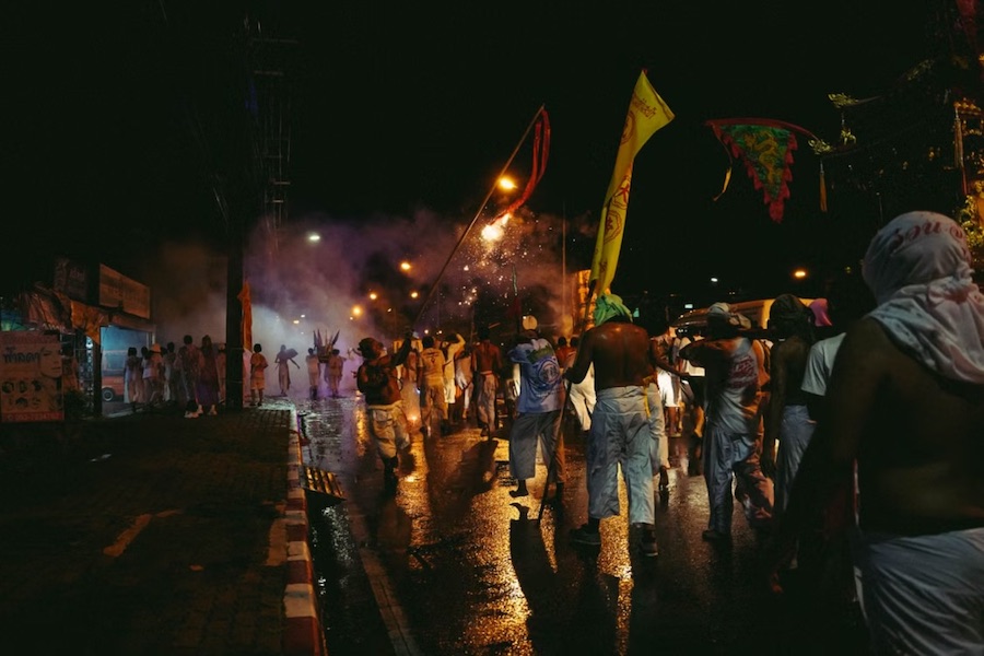 L'atmosfera serale lungo le strade di Phuket
