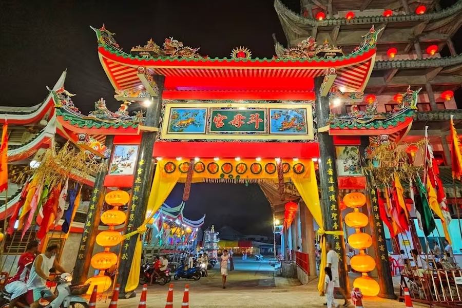 L'ingresso del Kathu Shrine, luogo d'origine del festival