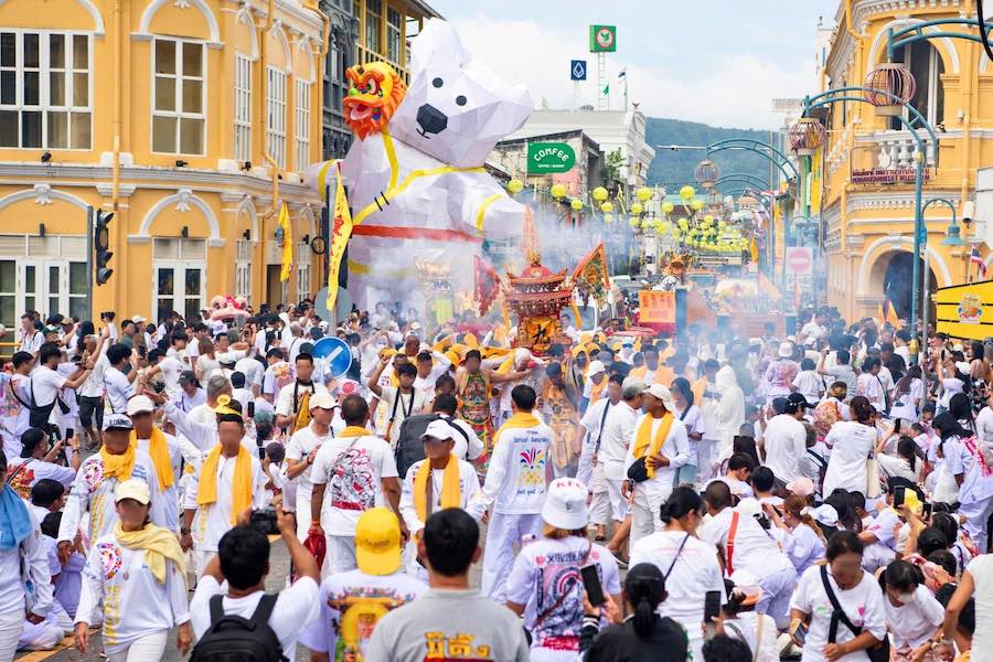 Le strade del centro storico di Phuket durante la festa