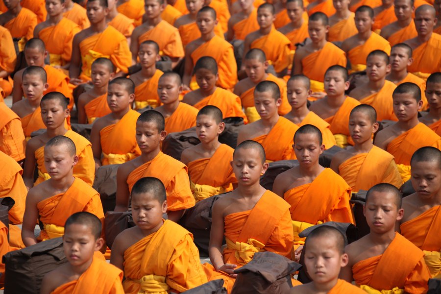 Giovani monaci in meditazione
