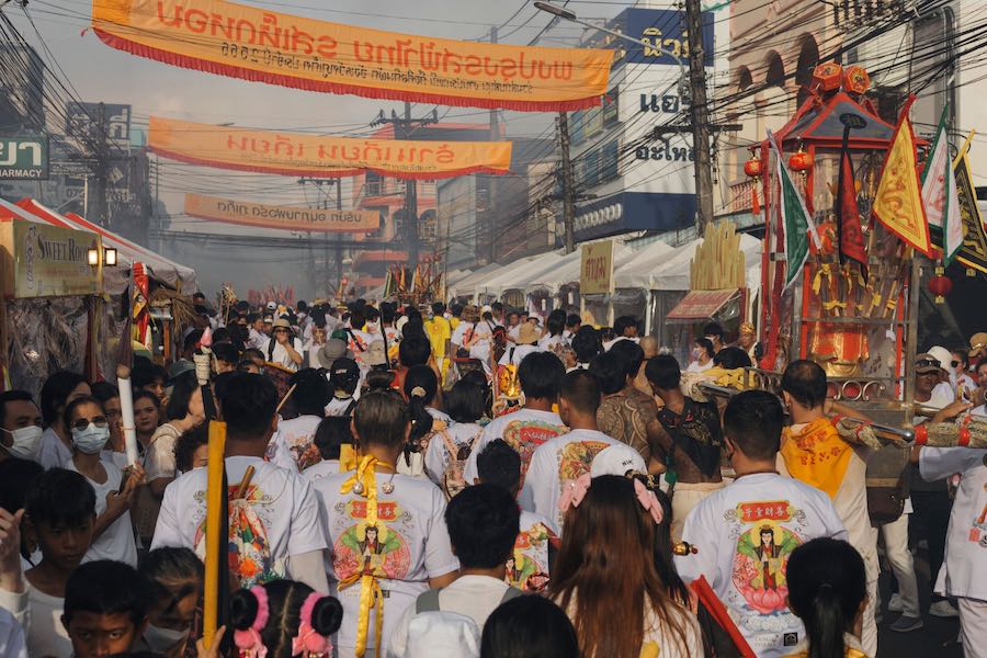 L'atmosfera affollata e vivace del Phuket Vegetarian Festival per le strade