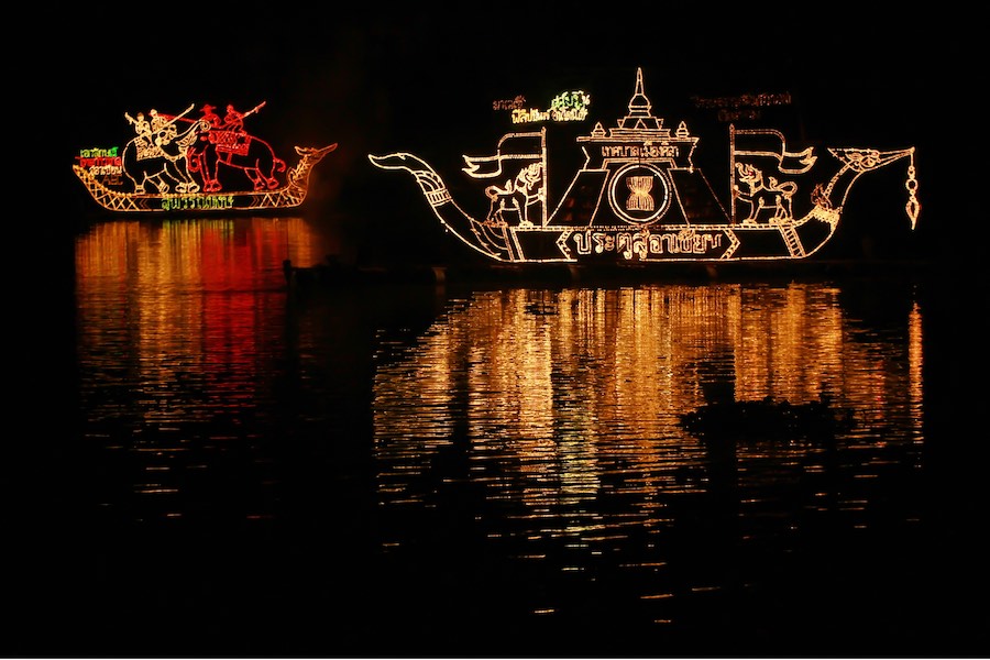 Le barche illuminate del Festival di Nakhon Phanom riflettono le loro luci sulle acque del Mekong