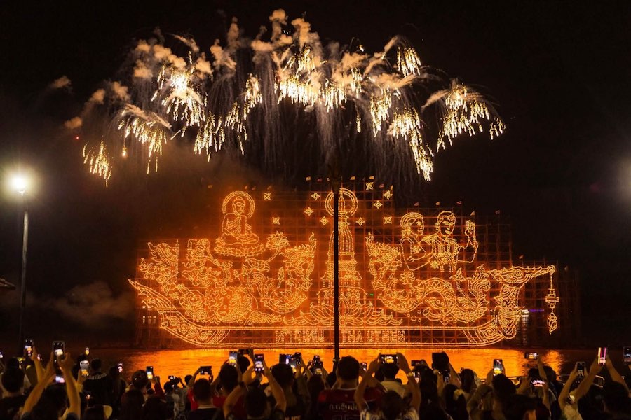 Fuochi d'artificio e barche luminose animano le celebrazioni del Lai Reua Fai sul Mekong