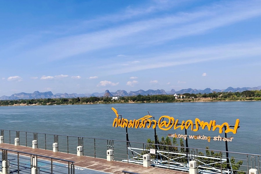 Il lungofiume di Nakhon Phanom offre una splendida vista sul Mekong e sulle montagne allorizzonte
