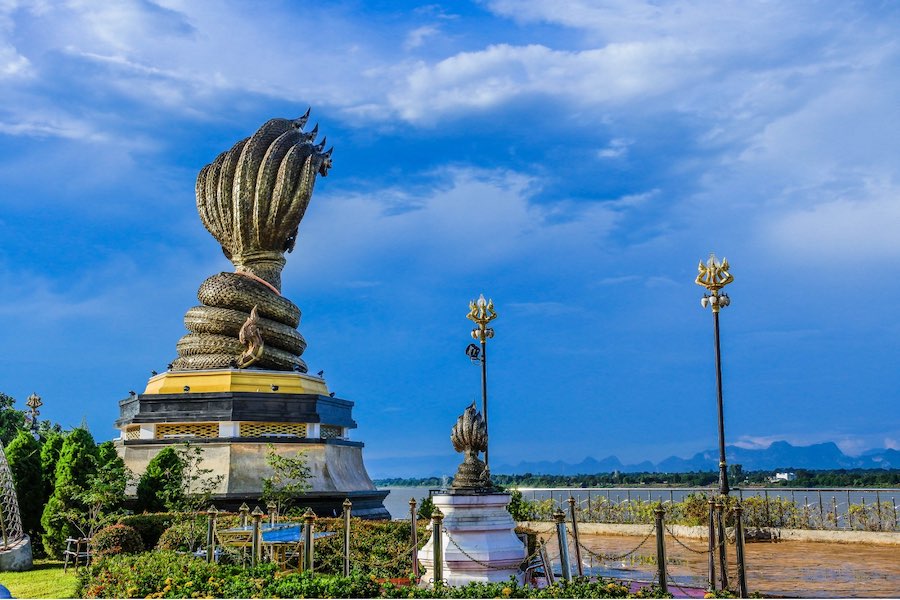 La statua del Naga a Phanom Naga Plaza, uno dei simboli più riconoscibili di Nakhon Phanom