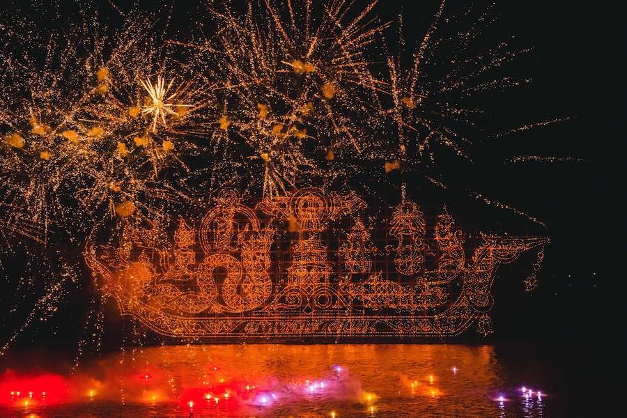 Una spettacolare barca luminosa accompagna i fuochi dartificio durante il Festival di Nakhon Phanom