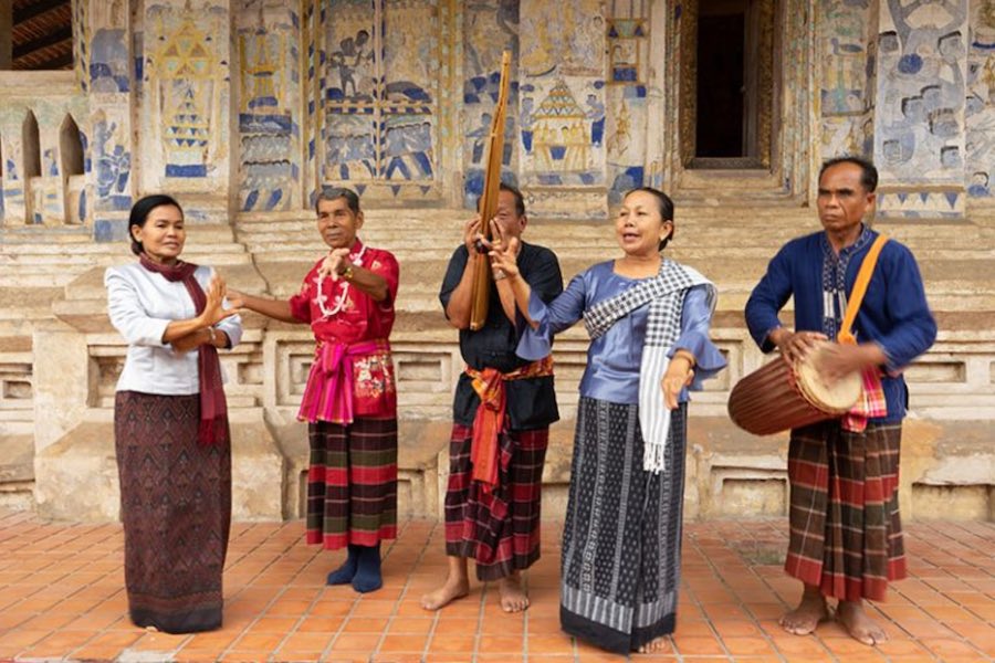Artisti locali in abiti tradizionali si esibiscono con strumenti musicali tipici della cultura dellIsan