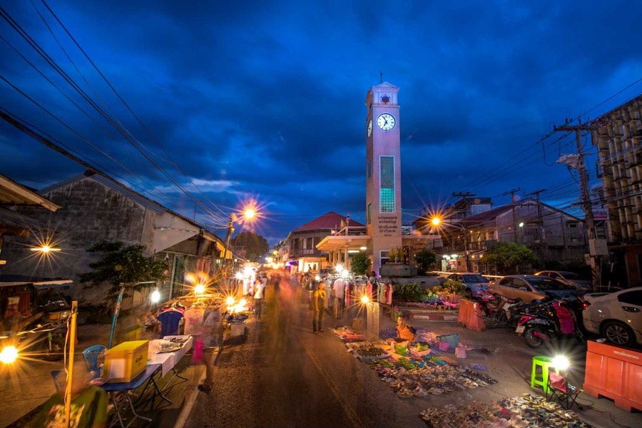 Le bancarelle del mercato serale di Nakhon Phanom animano le strade con sapori locali e unatmosfera vivace
