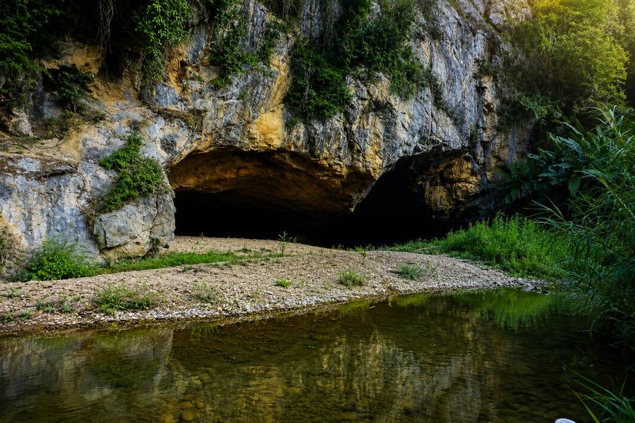 L'imponente ingresso naturale della grotta