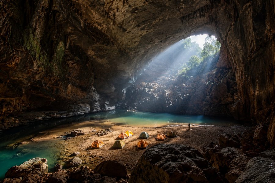 I raggi di sole sul fiume sotterraneo