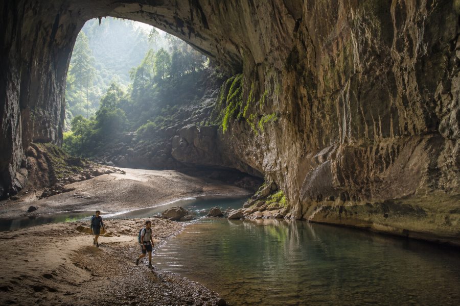Trekking lungo il fiume verso la grotta
