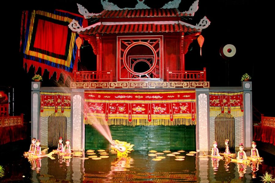 Spettacolo tradizionale di marionette sull'acqua