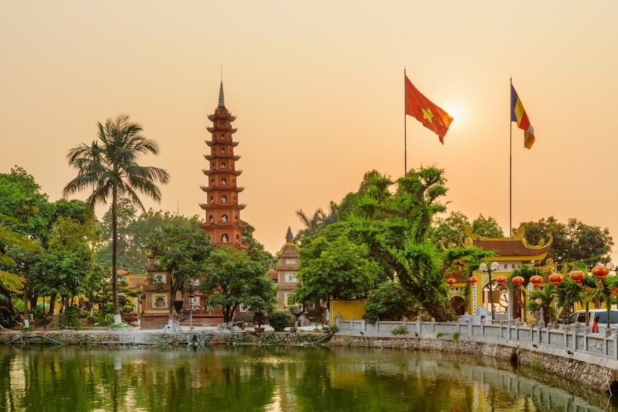 La Pagoda di Tran Quoc specchiata sul lago