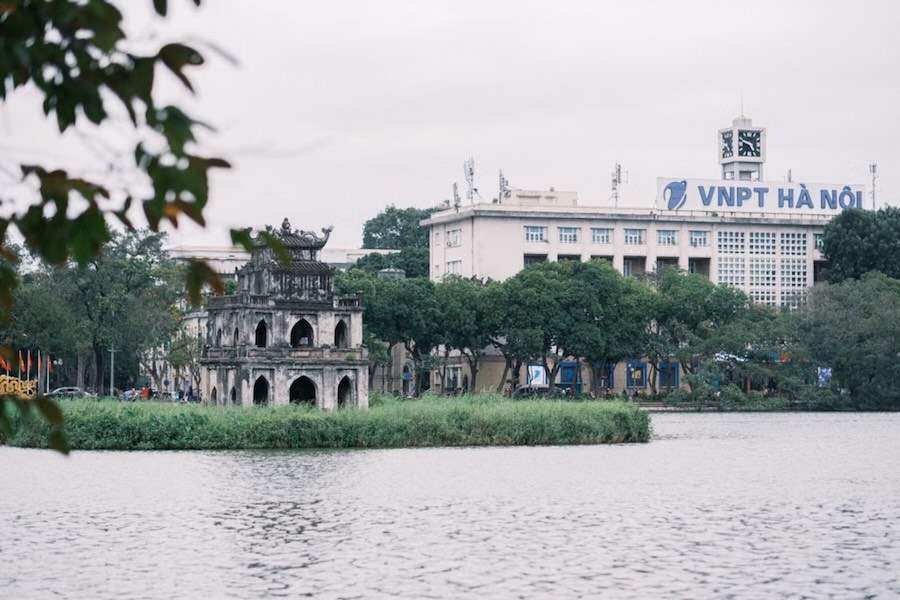 La storica Torre della Tartaruga sul Lago Hoan Kiem