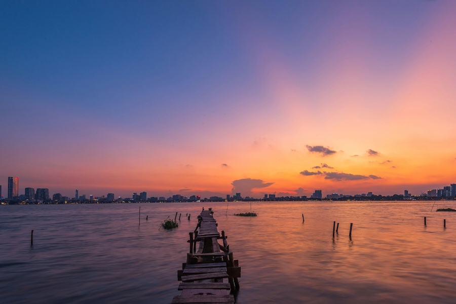 Un tramonto mozzafiato dalle sfumature arancioni sul Lago dell'Ovest