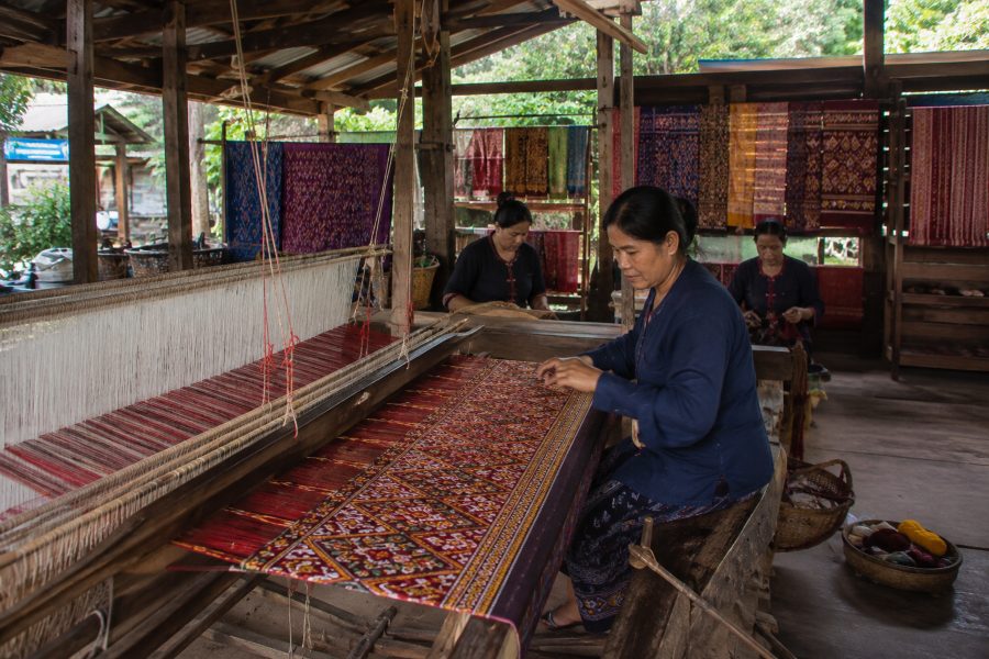 Artigiane di Kalasin al telaio tradizionale