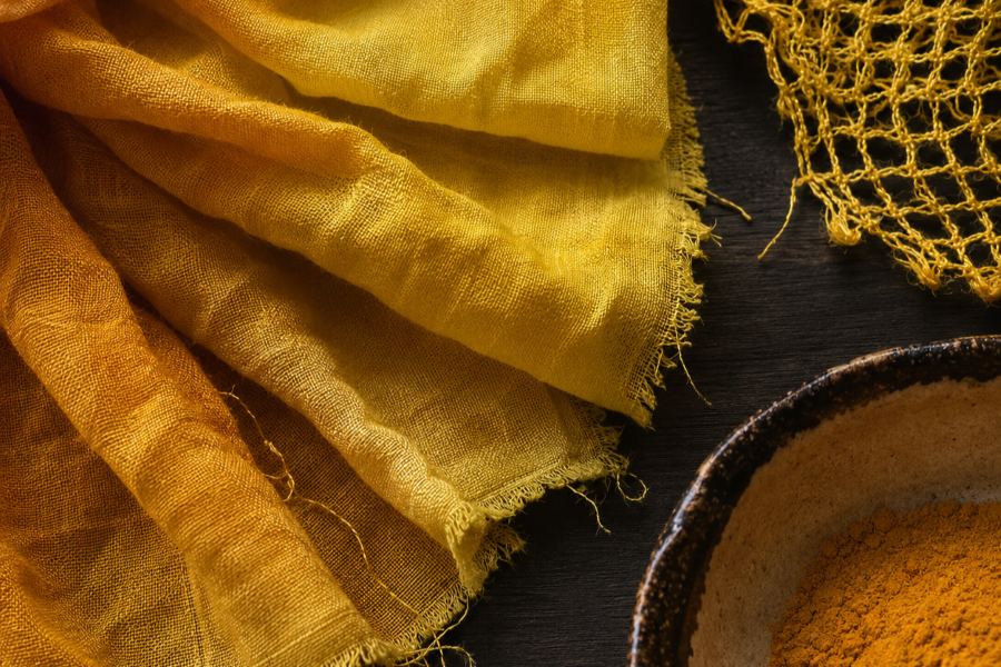 Tessuto tinto in giallo naturale