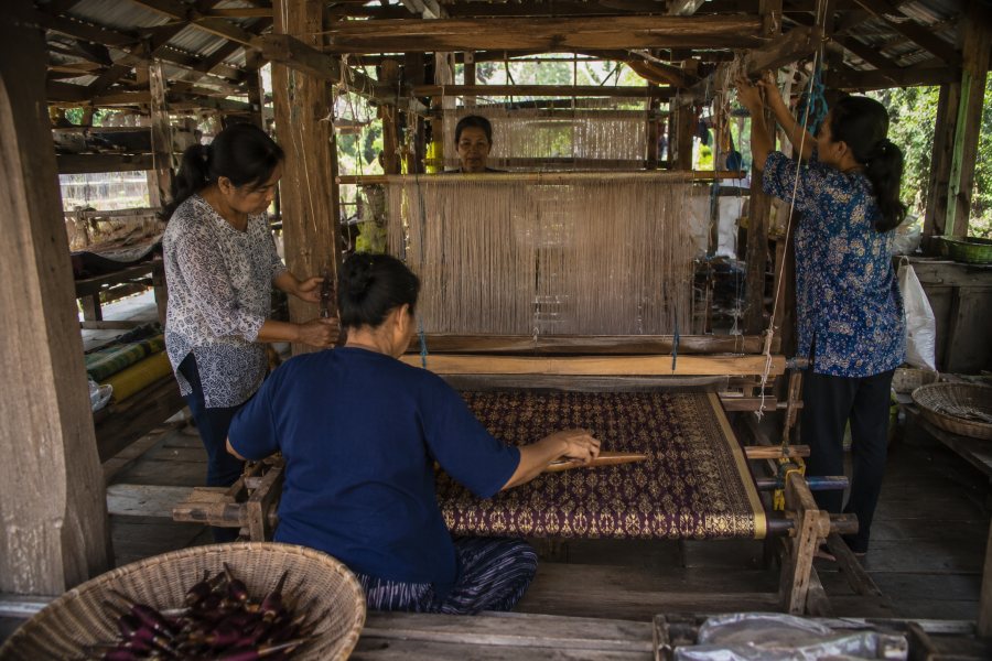 Tessitrici al lavoro a Ban Tha Sawang, Surin