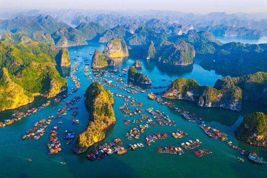 Vista panoramica dall'alto della Baia di Ha Long
