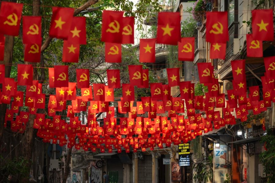 Strade di Hanoi addobbate con la bandiera nazionale