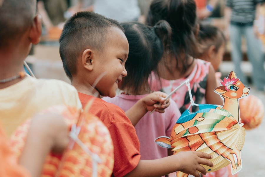 Bambini felici con le loro lanterne di carta tradizionali