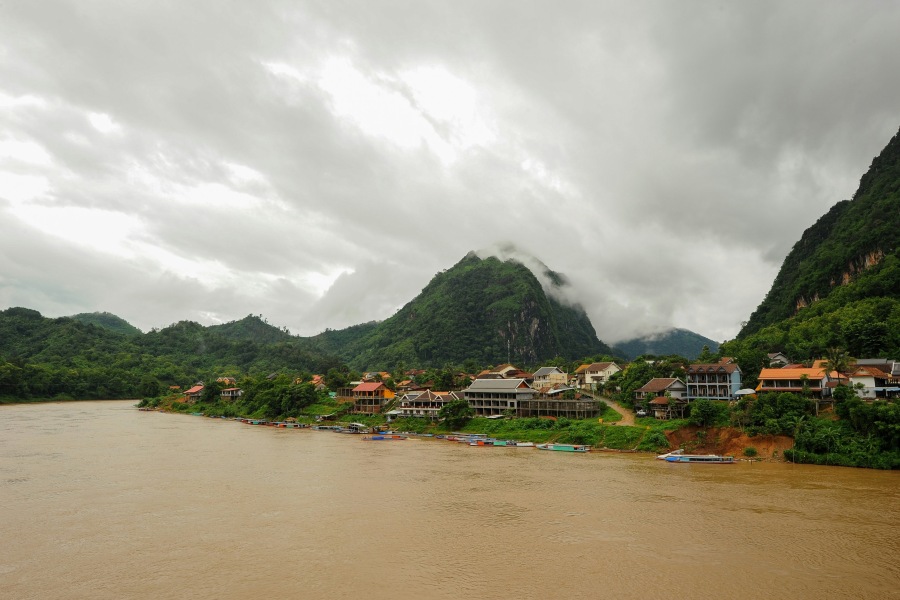 Villaggio lungo il fiume Mekong