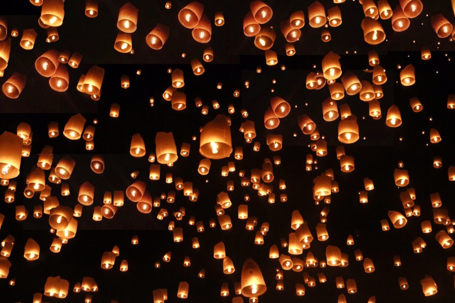 Migliaia di lanterne celesti illuminano la notte di Chiang Mai durante il festival Yi Peng