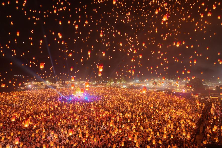 Folla numerosa e vivace a un grande evento di lancio di lanterne