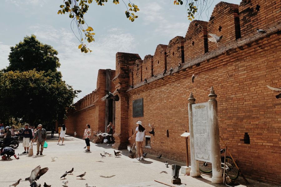La vivace Porta Tha Phae con sfilate ed eventi culturali