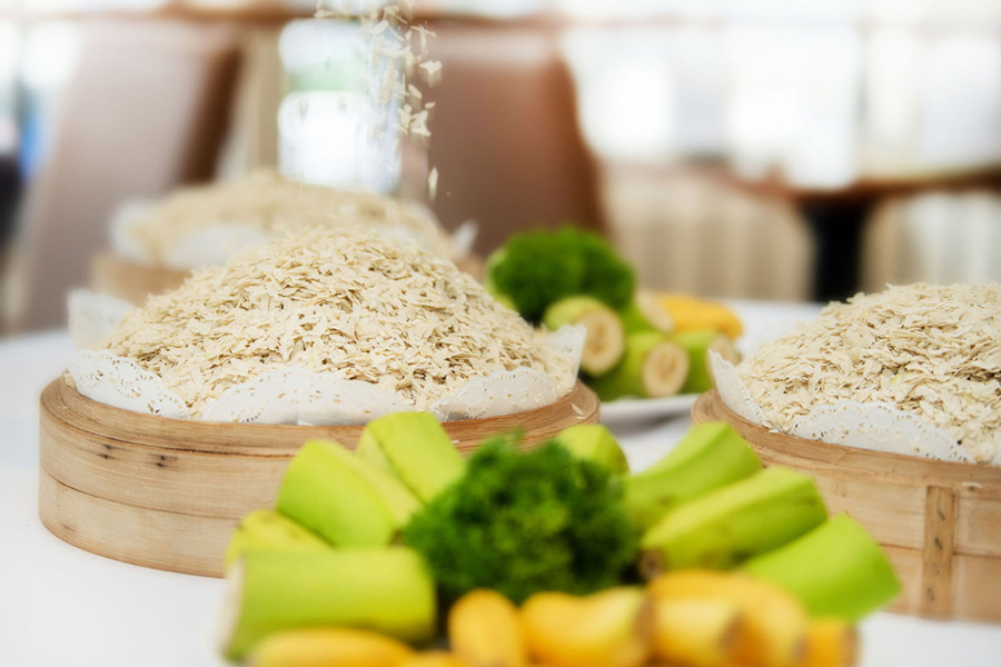 Ambok - specialità cambogiana a base di riso, banana e cocco