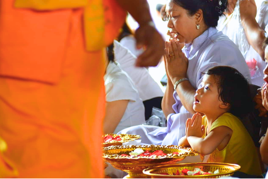 Boun Khao Padap Din – La Festa Spirituale del Ricordo dei Defunti in Laos