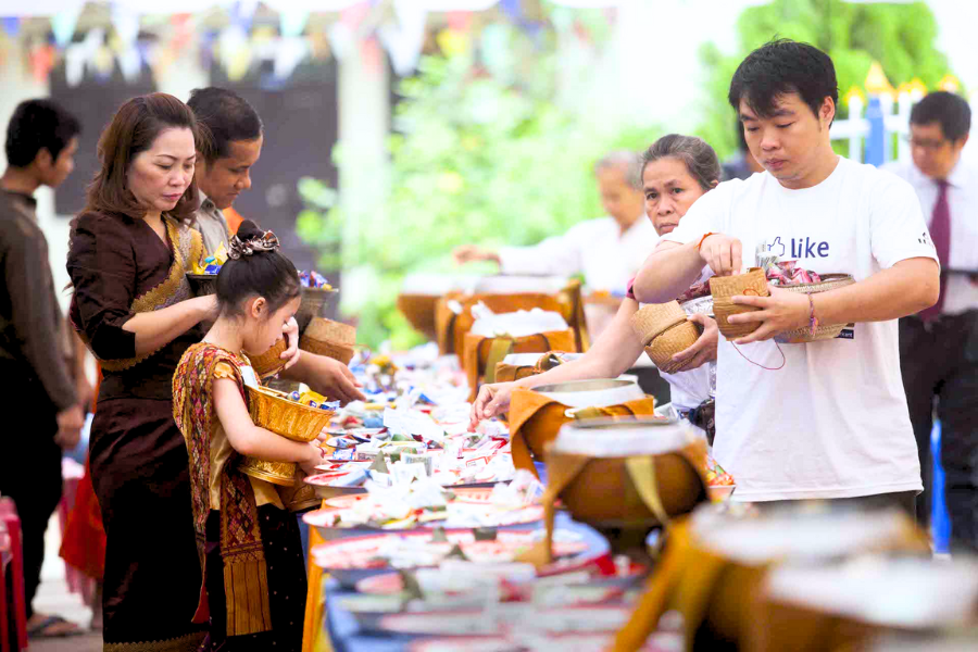 Boun Khao Padap Din – La Festa Spirituale del Ricordo dei Defunti in Laos