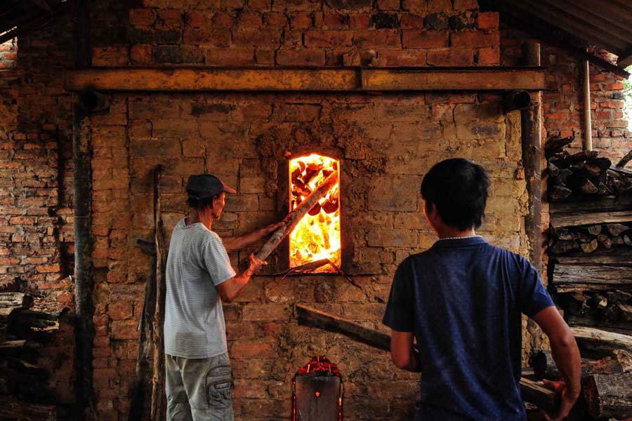 Il processo di produzione della ceramica a Bat Trang