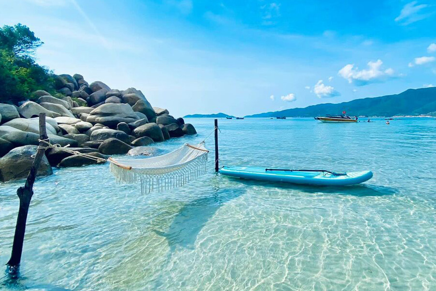 Acque cristalline sull’isola di Binh Hung a Cam Ranh