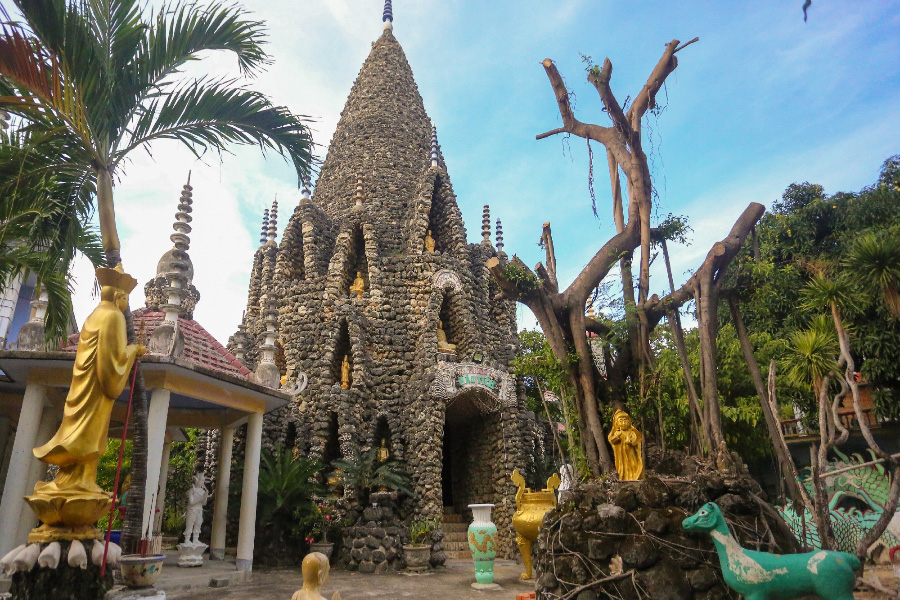 Pagoda unica realizzata con gusci di lumaca a Cam Ranh