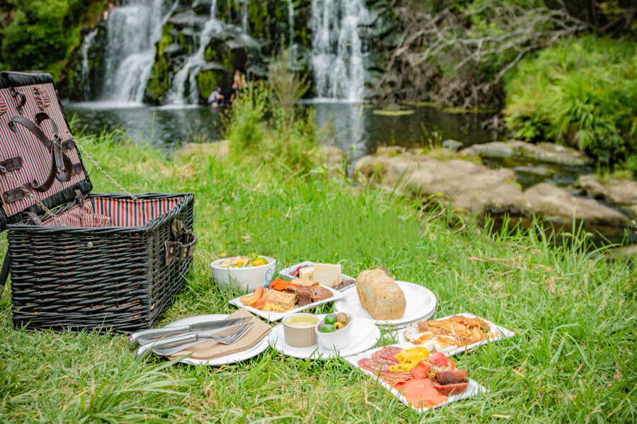 I visitatori possono fare un picnic intorno alla cascata Phan Rom Yen