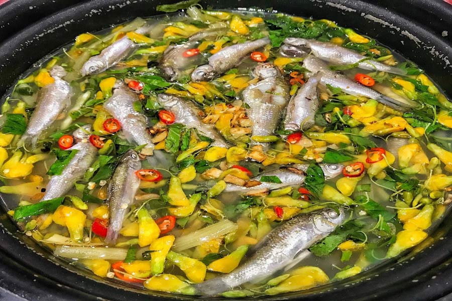 Zuppa di pesce linh e fiori di dien dien