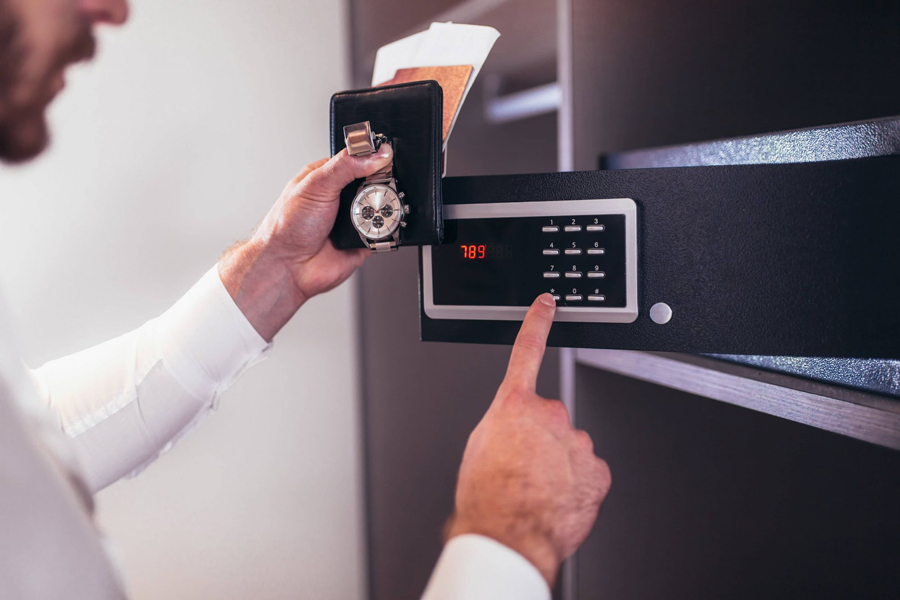 Usa le casseforti degli hotel o le tasche nascoste