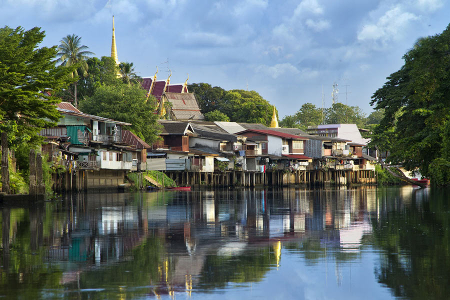 Case lungo il fiume Chanthaburi, tra riflessi d’acqua e fascino 