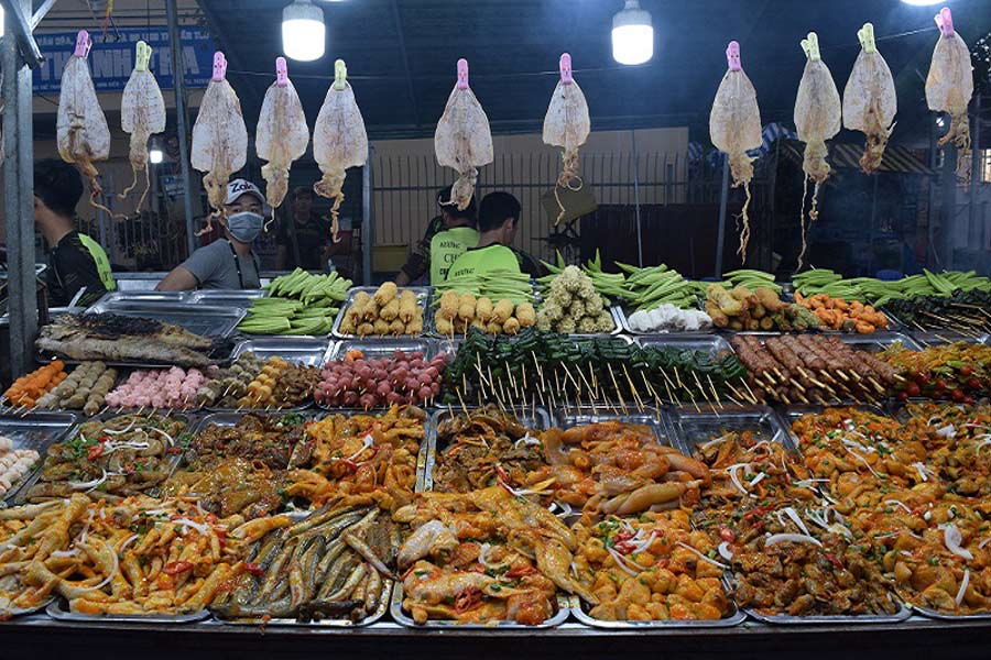 Fate acquisti e cenate al mercato notturno di Ha Long