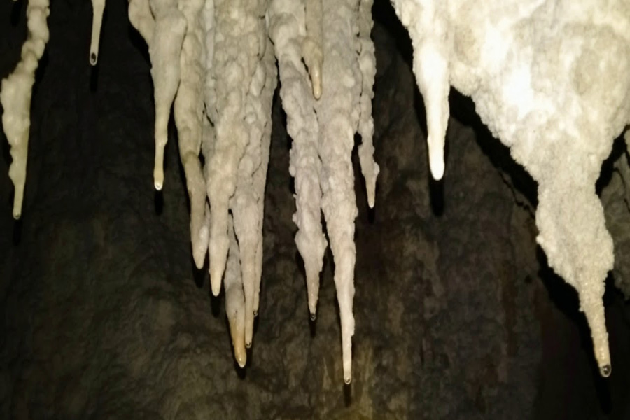 Esplora la maestosa grotta di Chom Ong