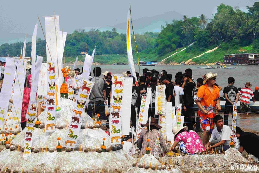costruzione delle torri di sabbia durante il Bunpimay