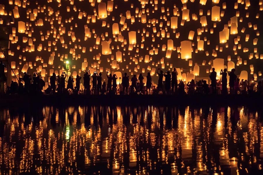 Scoprite la magia della versione thailandese di Disneyland al Festival Yi Peng di Chiang Mai