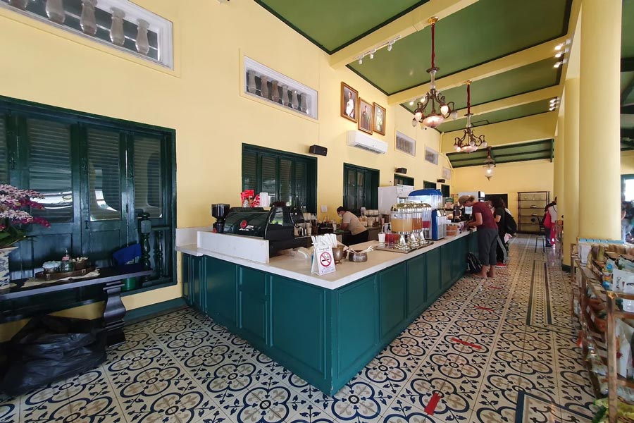 Rinfrescatevi con bevande e snack al Negozio Doi Kham