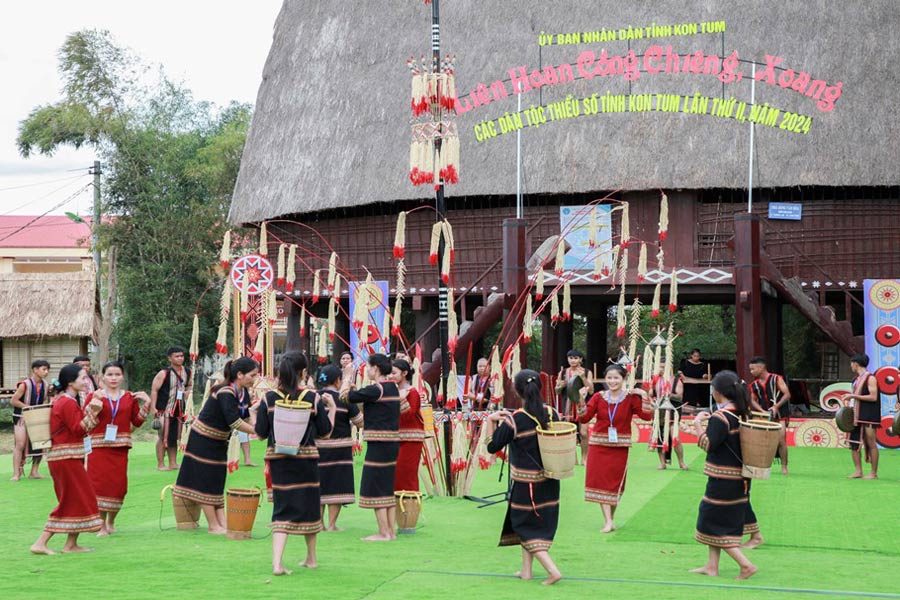 Spettacolo di Gong e Chieng di Kon Tum